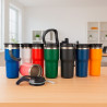 Possui tampa pl�stica rosque�vel com protetor para o bocal, bico flip, canudo interno remov�vel e al�a fixa para transporte.